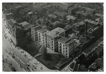 1970-2347 Overzicht van de omgeving van het Coolsingelziekenhuis in het midden, met links onder de Coolsingel en rechts ...