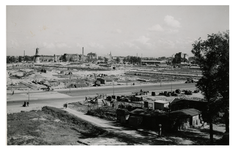 1970-2525 Overzicht van de door het bombardement verwoeste woonwijk Rubroek, met op de voorgrond de Admiraal de ...
