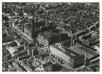1970-2538 Luchtopname van de Coolsingel en omgeving, met op de voorgrond rechts het beursgebouw, het postkantoor, en ...