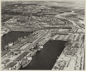 1970-2551 Luchtopname van het Eemhavengebied, met rechts Prinses Margriethaven, links Prinses Beatrixhaven. Verderop ...