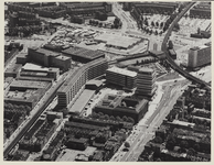 1970-2556 Luchtopname van het Technicon scholencomplex met de Akragon sporttoren in de Agniesebuurt, verderop links het ...