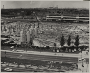 1970-2593 Luchtopname van het in aanbouw zijnde winkelcentrum Zuidplein, met op de voorgrond de Strevelsweg. Verderop ...