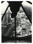 1970-2662 Overzicht vanuit de stadhuistoren door de wijzerplaat (in reparatie) van de klok van het Stadhuisplein en het ...
