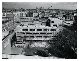 1970-421 Overzicht vanaf de Vondelflat van de in aanbouw zijnde studentenflat aan de Vondelweg, op de voorgrond.
