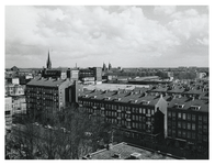 1970-423 Overzicht van woningen aan de Vondelweg, in de richting van de Veemarkt gezien met verderop de Jamin fabriek ...