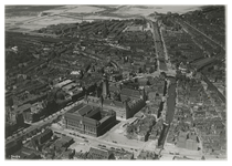 1970-479 Luchtopname van de Coolsingel links met het Postkantoor en het Stadhuis en op de voorgrond de Meent, ...