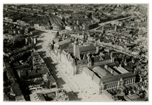 1970-480 Luchtopname van de Coolsingel met het Postkantoor en het Stadhuis, op de achtergrond de Delftsche Poort en ...