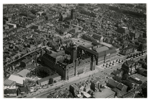 1970-482 Luchtopname van de Coolsingel met het stadhuis en het postkantoor, daarachter de Delftsevaart en omgeving en ...