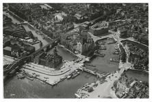 1970-483 Luchtopname van de omgeving van het Witte Huis, met op de voorgrond de Oudehaven met de Koningsbrug, links de ...