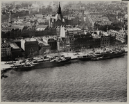 1970-561 Luchtopname van de Boompjes, met aan de kade enkele schepen in de Nieuwe Maas. Verder naar achteren de ...