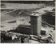 1970-569 Luchtopname van werkzaamheden voor de bouw van het pand van het Gemeentelijk Energie Bedrijf aan de ...