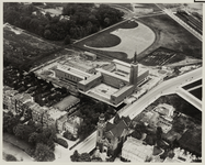 1970-570 Luchtopname van het Museum Boijmans in aanbouw aan de Mathenesserlaan. Links op de voorgrond woningen aan de ...