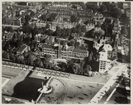 1970-571 Luchtopname van het Diaconessenhuis aan de Westersingel en op de voorgrond het Museumpark met het G.J. de ...