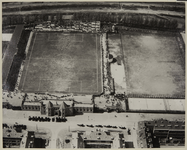 1970-574 Luchtopname van het Sparta Stadion, ook wel 'Het Kasteel' in Spangen, met veel toeschouwers aan weerszijden ...