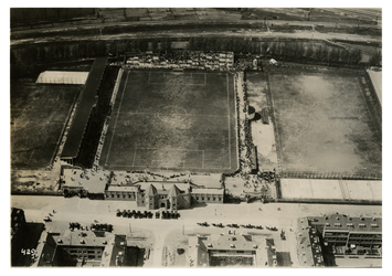 1970-574a-a Luchtopname van het Spartastadion van de Nederlandse betaalde voetbalclub Sparta, het stadion met de ...