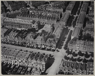 1970-575 Luchtopname van de de kruising van de Mathenesserlaan (links-rechts) en de G.J. Mulderstraat (boven-beneden) ...