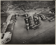 1970-576 Luchtopname van de IJsselhaven met het bedrijventerrein van de Rotterdamsche Lloyd, en rechts de Koushaven. ...
