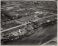 1970-578 Luchtopname van de Lekhaven, met enkele schepen bij Thomsens Havenbedrijf in het Keilepand, en links het ...