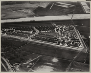 1970-579 Luchtopname van het Witte Dorp in het stadsdeel Nieuw-Mathenesse, met op de voorgrond de Baardsestraat. Op de ...