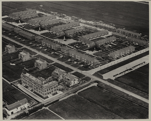 1970-586 Luchtopname van woningen aan de Molenlaan en de wijde omgeving in het Molenlaankwartier in de gemeente ...