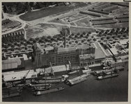 1970-587 Luchtopname van de Brielselaan en omgeving met op de voorgrond de N.V. Stoommeelfabriek de Maas . Op de ...