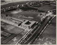 1970-590 Luchtopname van de Boergoensevliet en omgeving, met op de voorgrond woningen. Op de achtergrond links woningen ...
