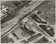 1970-592 Luchtopname van de bouw van het Stadionviaduct over de spoorlijn bij de Breeweg (rechts vooraan). Op de ...