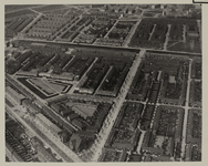 1970-593 Luchtopname van de wijk Bloemhof, met linksonder de Strevelsweg en daarnaast het plein bij de Heer ...