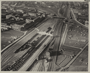 1970-595 Luchtopname van het spoorwegemplacement, met rechts de Varkenoordseweg en links de wijk Hillesluis. In de ...