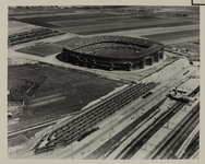 1970-599 Luchtopname van het pas afgebouwde Feyenoord stadion tijdens een voetbalwedstrijd. Op de voorgrond de ...