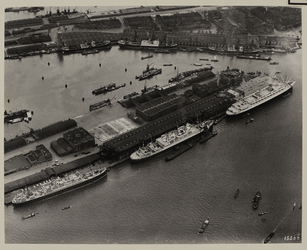 1970-601 Luchtopname van de Wilhelminakade met aan de kade de schepen de 'Nieuw Amsterdam', de 'Statendam' en de ...