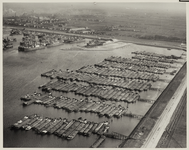 1970-608 Luchtopname van Waalhaven zuid, met rechts de Waalhaven Zuidzijde. In de haven opgelegde rijnaken in verband ...
