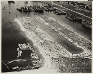 1970-609 Luchtopname van het noordoostelijk deel van Waalhaven, met rechtsboven de Sluisjesdijk. Op de voorgrond de ...