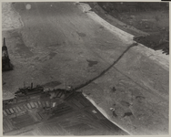 1970-612 Luchtopname ter hoogte van de bevroren Hollandsche IJssel, bij de Stormpolder in Krimpen aan den IJssel met ...