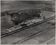 1970-615 Luchtopname van Hoek van Holland, met op de voorgrond de spoorlijn lopend naar het station, in het midden de ...