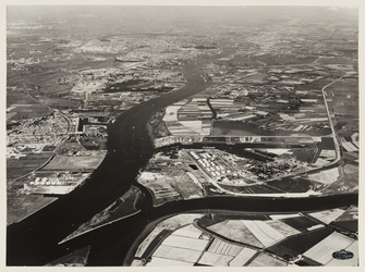 1970-628 Luchtfoto vanaf 2000 meter hoogte van de Nieuwe Waterweg (vooraan het Scheur), met op de voorgrond rechts de ...