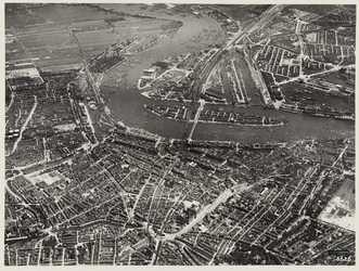 1970-629 Luchtfoto van het centrum van Rotterdam met op de voorgrond de brede Coolsingel, verderop het havengebied van ...