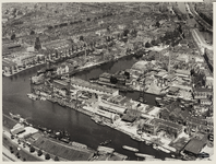1970-635 Luchtopname van Delfshaven, met op de voorgrond de Middenkous, en daarachter het scheepsreparatiebedrijf ...