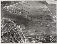 1970-637 Luchtopname van een gedeelte van Tussendijken, in het midden het spooremplacement bij de Hudsonstraat, en ...
