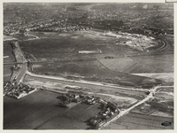 1970-639 Luchtfoto van Kleinpolder en Blijdorp, net voor de aanleg van de rijksweg Rotterdam-Den Haag, met op de ...