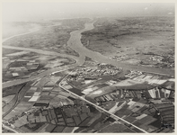 1970-651 Luchtopname vanaf 2000 meter hoogte van het havengebied van Rotterdam, met op de voorgrond de Venkelweg en ...