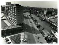 1970-790 Overzicht van woningen en een flatgebouw aan 's-Lands Werf op de voorgrond, in het midden het Boerengat en ...