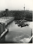 1970-792 Overzicht van de Zalmhaven en omgeving, met links op de achtergrond het bedrijfspand van Van Ommeren aan de ...