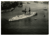 1971-3 Luchtopname van een Amerikaanse kruiser bij de Merwehaven, ter hoogte van de scheepswerf van Gusto.