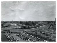 1971-1360 Overzicht vanaf de 6e etage van het Verzamelgebouw Zuid aan de Strevelsweg van het winkelcentrum Zuidplein in ...