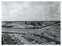 1971-1361 Overzicht vanaf de 6e etage van het Verzamelgebouw Zuid aan de Strevelsweg van het winkelcentrum Zuidplein in ...