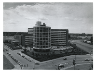 1971-1366 Overzicht vanaf de 6e etage van het Verzamelgebouw Zuid aan het Zuidplein van de Strevelsweg, met links de ...