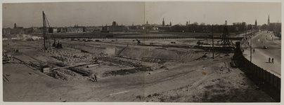 1971-1570 Overzicht van werkzaamheden voor de aanleg van de Maastunnel langs de Westzeedijk (rechts). Het begin wordt ...