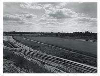 1971-1858 Overzicht van sportvelden achter de metrobaan naar Hoogvliet in aanleg, ter hoogte van de woonwijk Pendrecht, ...