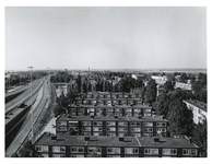 1971-1879 Overzicht vanaf de hoogste etage van flatgebouw Abtshove nabij het Kleinpolderplein van Rijksweg 13, links en ...